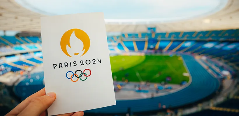 Icône des Jeux Olympiques d'été Paris 2024 sur un carton d’invitation blanc. Stade olympique moderne en arrière-plan. 