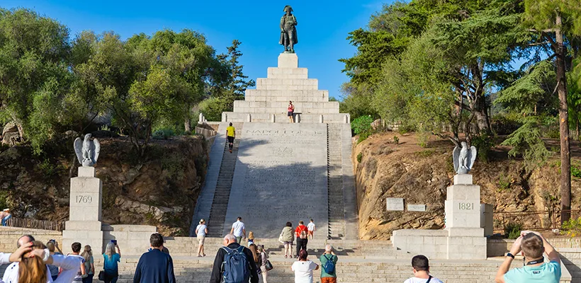 Statue de Napoléon Bonaparte, général français et dictateur révolutionnaire en tant qu'empereur Napoléon Ier de France