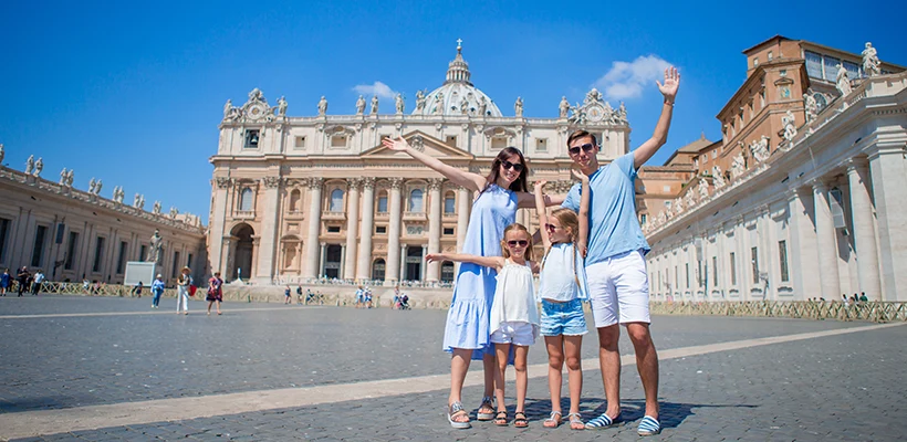 Joyeuse famille à l'église Saint-Pierre de la Basilique dans la ville du Vatican. Voyagez parents et enfants en vacances en Europe en Italie.