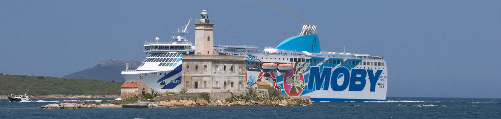 Entrée du navire Moby Lines dans le port d'Olbia, à droite le phare de l'île de Mouth, Sardaigne - Italie