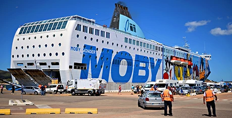 Le ferry Moby Wonder, de la compagnie maritime italienne Moby Lines, est amarré au port d'Olbia pendant les procédures d'embarquement des passagers durant l'été.