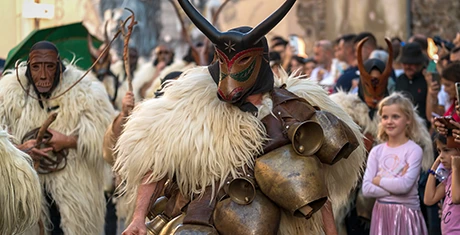 Masques traditionnels sardes de carnaval d’Ottana à l’automne en Barbagia en Sardaigne dans la province de Nuoro