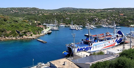 Ferry Moby Lines à quai au port de Santa Teresa di Gallura en Sardaigne