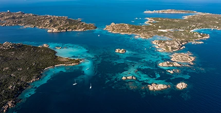 Une photo vue du ciel où l’on aperçoit les îles de Budelli, Razzoli et Santa Maia de l’archipel de la Maddalena