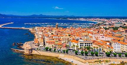 Une photo prise du ciel de la ville d’Alghero