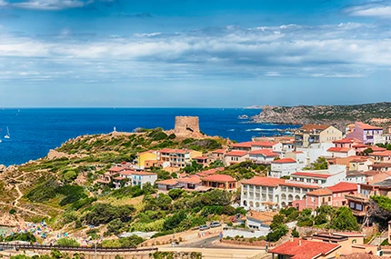 Une photo prise en hauteur où l’on observe les habitations de la ville de Santa Teresa di Gallura