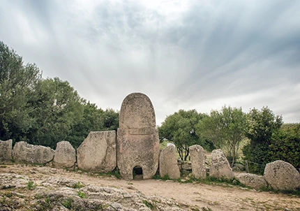 Une image des tombes des géants en Sardaigne où l’on voit des pierres superposées les unes sur les autres