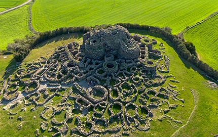 Une vue aérienne sur les ruines de Su Nuraxi en Sardaigne