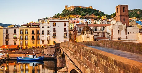 Belle vue de la ville de Bosa, île de Sardaigne, Italie