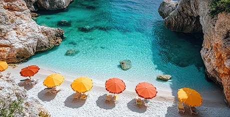 Parasols colorés projetant des ombres sur une plage isolée à l'eau turquoise en Sardaigne